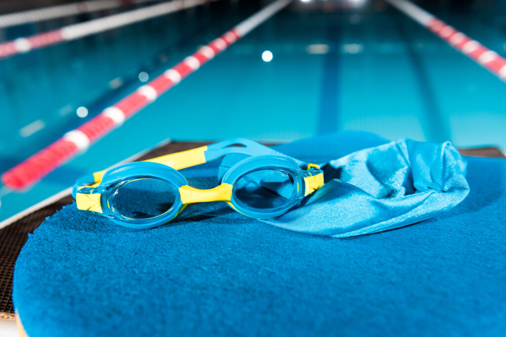 Lunettes et bonnet de piscine